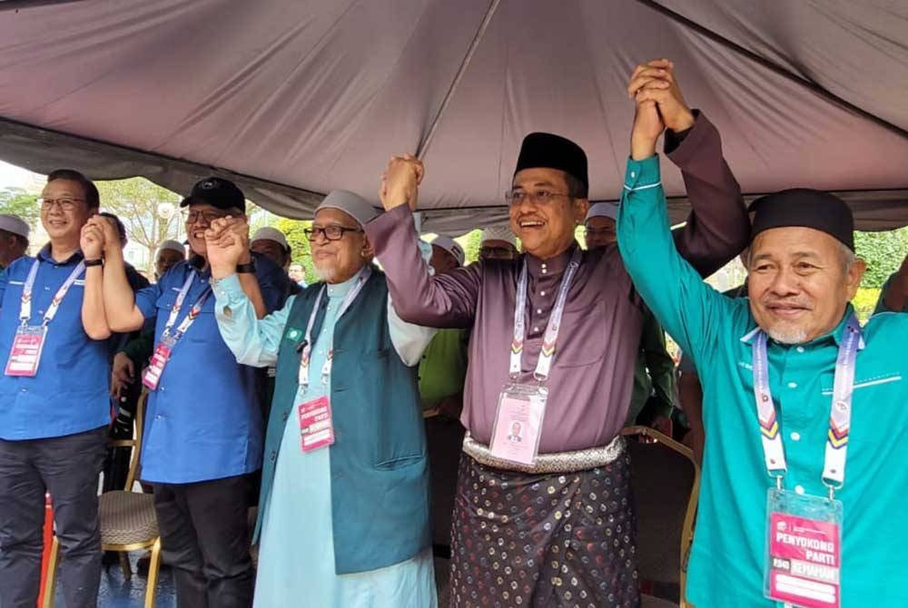 Abdul Hadi (tiga dari kanan) bersama Ahmad Samsuri (dua dari kanan) serta kepimpinan Perikatan Nasional selepas proses penamaan calon PRK Kemaman di Dewan Berlian Utama, Majlis Perbandaran Kemaman, Chukai pada Sabtu.