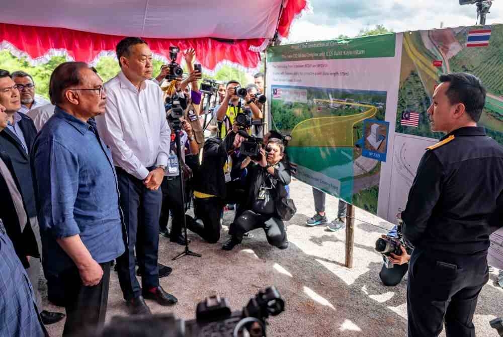 Anwar (kiri) dan Srettha (dua kiri) semasa melawat jajaran baharu di sempadan Bukit Kayu Hitam-Sadao pada Isnin. - Foto Pejabat Perdana Menteri