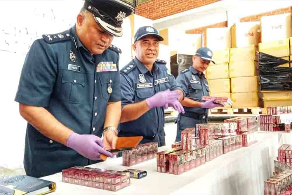 Mohammad Hafiz (kiri) ketika sidang akhbar di JKDM Negeri Sembilan pada Selasa.