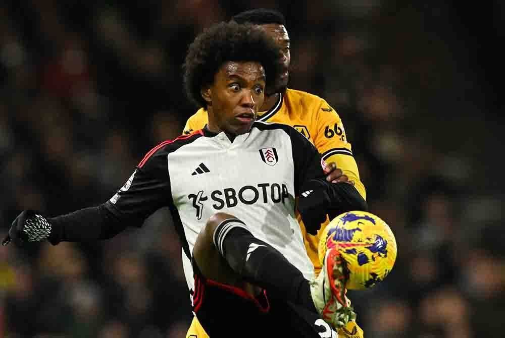 Willian (depan) meledak dua gol ketika membantu Fulham mengalahkan Wolves 3-2 dalam aksi EPL awal pagi Selasa. - Foto AFP