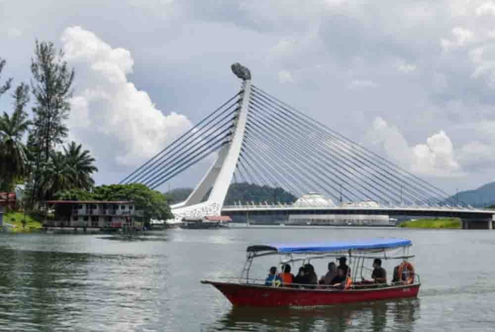 Pemandangan Tasik Kenyir yang terletak dalam Parlimen Hulu Terengganu merupakan kawasan pelancongan terkenal di Terengganu.