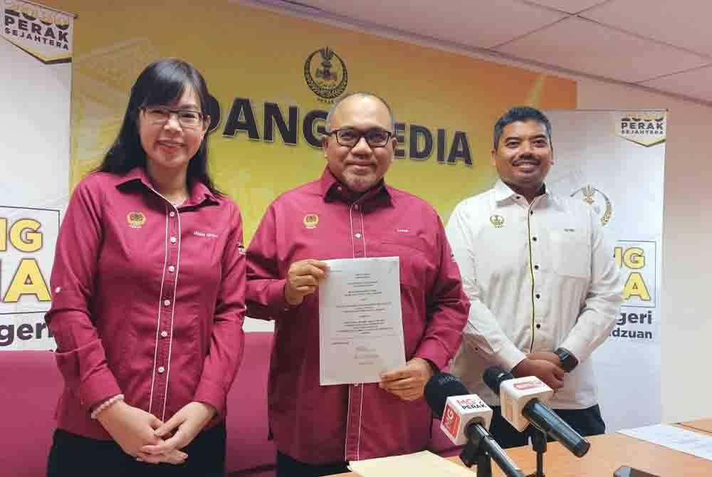 Mohammad Zahir (tengah) dalam sidang akhbar pada Selasa.