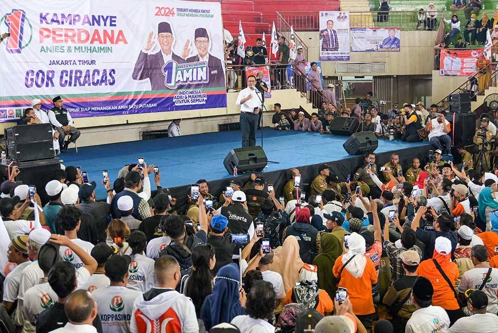 Anies Baswedan berucap di atas pentas di hadapan penyokongnya di Jakarta. - Foto AFP