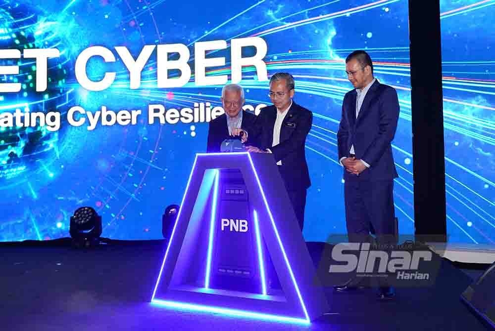 Arshad (kiri) mengiringi Fahmi (tengah) menyempurnakan gimik perasmian PNB Planet Cyber 2023 di Hotel Grand Hyatt Kuala Lumpur pada Selasa. - Foto Sinar Harian/MOHD HALIM ABDUL WAHID