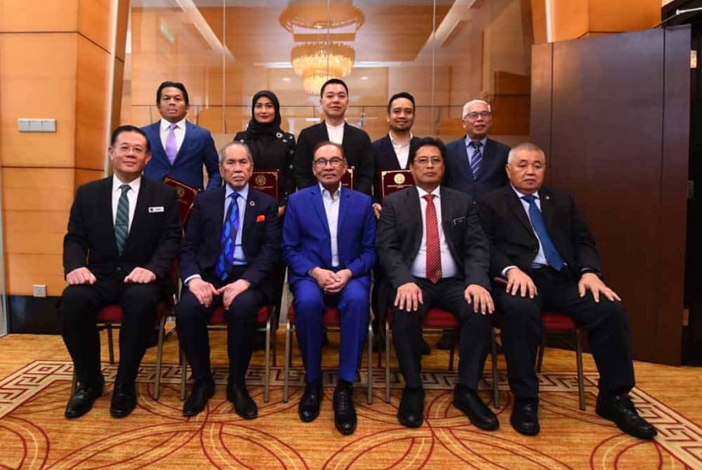 Duduk dari kiri: Ketua Pentadbir Parlimen Malaysia, Datuk Muhamad Zamani Mohd Ali; Wan Junaidi; Anwar; Azam Baki dan Md Nasir, manakala berdiri dari kiri: Mohd Shahar; Young Syefura; Su Fui; Mohd Shafizan dan Hassan.