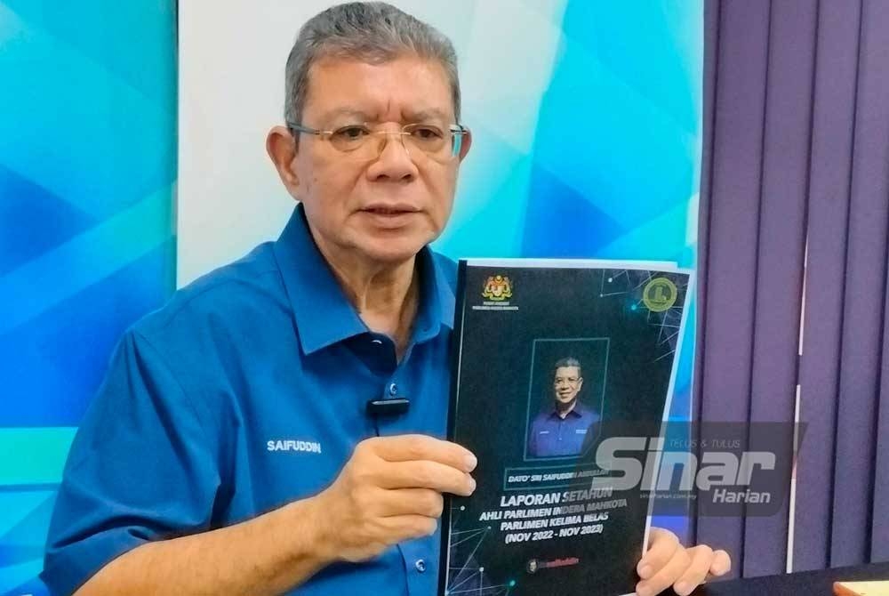 Saifuddin menunjukkan laporan setahun sebagai Ahli Parlimen Indera Mahkota di Pejabat Pusat Khidmat Parlimen Indera Mahkota pada Selasa.