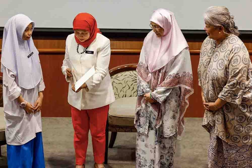 Nancy (dua dari kiri) menerima memorandum daripada pelajar Aura Balqis (kiri) pada Sesi Townhall &#039;Child Protection: Working Together to Enhance Child Protection di Wisma CL Help University, Jalan Semantan pada Selasa. Turut hadir Wan Azizah (dua dari kanan) dan Pengasas bersama Yayasan Chow Kit Datuk Dr Hartini Zainudin (kanan). - Foto Bernama