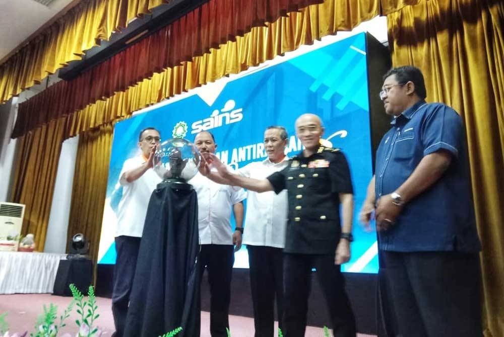 Aminuddin (tiga dari kiri) ketika Majlis Hari Ikrar Bebas Rasuah Syarikat Air Negeri Sembilan (Sains) 2023 dan Pelancaran Buku Pelan Antirasuah Sains 2024-2028, di sini pada Selasa.