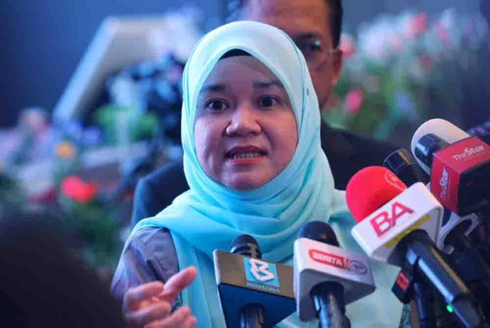 Fadhlina ketika sidang media pada Majlis Peluncuran Dasar Pendidikan Digital di Pusat Konvensyen Bangi Avenue (BACC), pada Selasa. - Foto Bernama