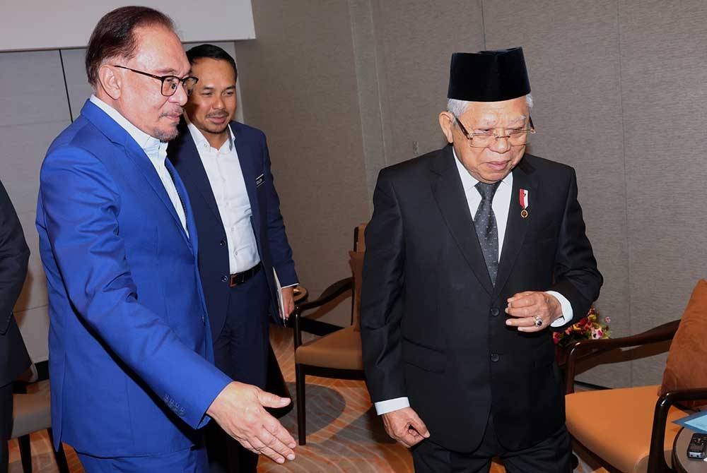 Anwar (kiri) menerima kunjungan Ma&#039;aruf mewakili Presiden Indonesia sempena Forum Perniagaan Muslim Global pada Selasa. - Foto Bernama