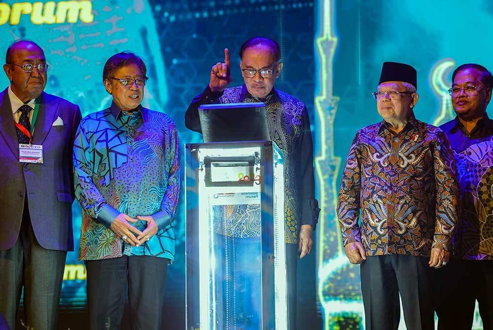 Anwar (tengah) pada gimik perasmian Forum Perniagaan Muslim Global (GMBF) 2023 di Pusat Konvensyen Borneo Kuching, malam Selasa. - Foto Bernama