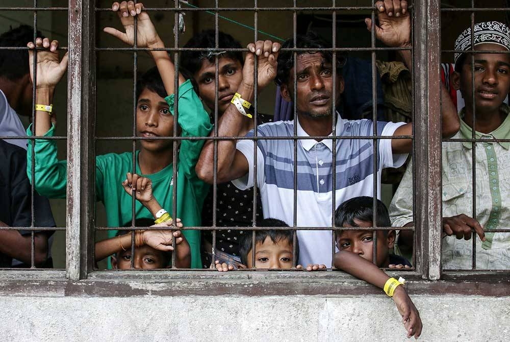 Kumpulan pelarian Rohingya ditempatkan di pusat penempatan sementara imigresen di Lhokseumawe, wilayah Aceh.