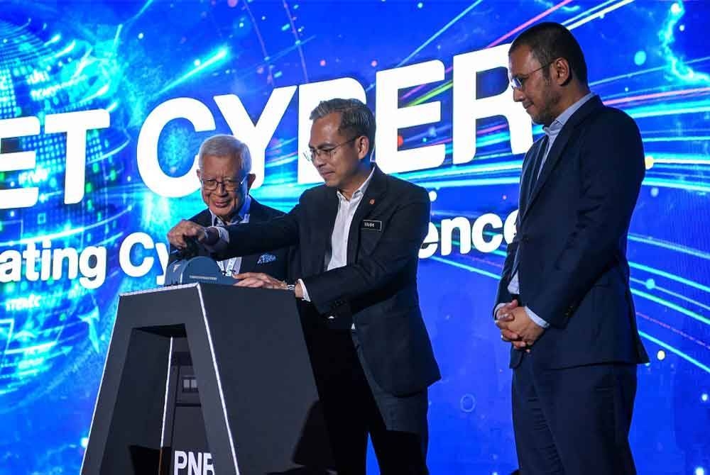 Fahmi Fadzil (tengah) pada gimik Perasmian PNB Planet Cyber 2023 yang dianjurkan oleh Permodalan Nasional Berhad (PNB) pada Selasa.
Turut hadir, Pengerusi Kumpulan Permodalan Nasional Bhd (PNB) Raja Tan Sri Arshad Raja Tun Uda (kiri).
--fotoBERNAMA (2023) HAK CIPTA TERPELIHARA