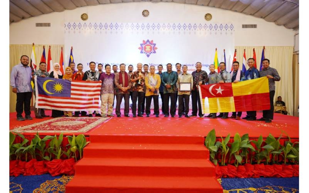 Abdul Rahman (sembilan dari kiri) bersama-sama warga pengurusan jabatan dan agensi kerajaan negeri sempena majlis anugerah 3rd ASEAN Mineral Awards 2023.