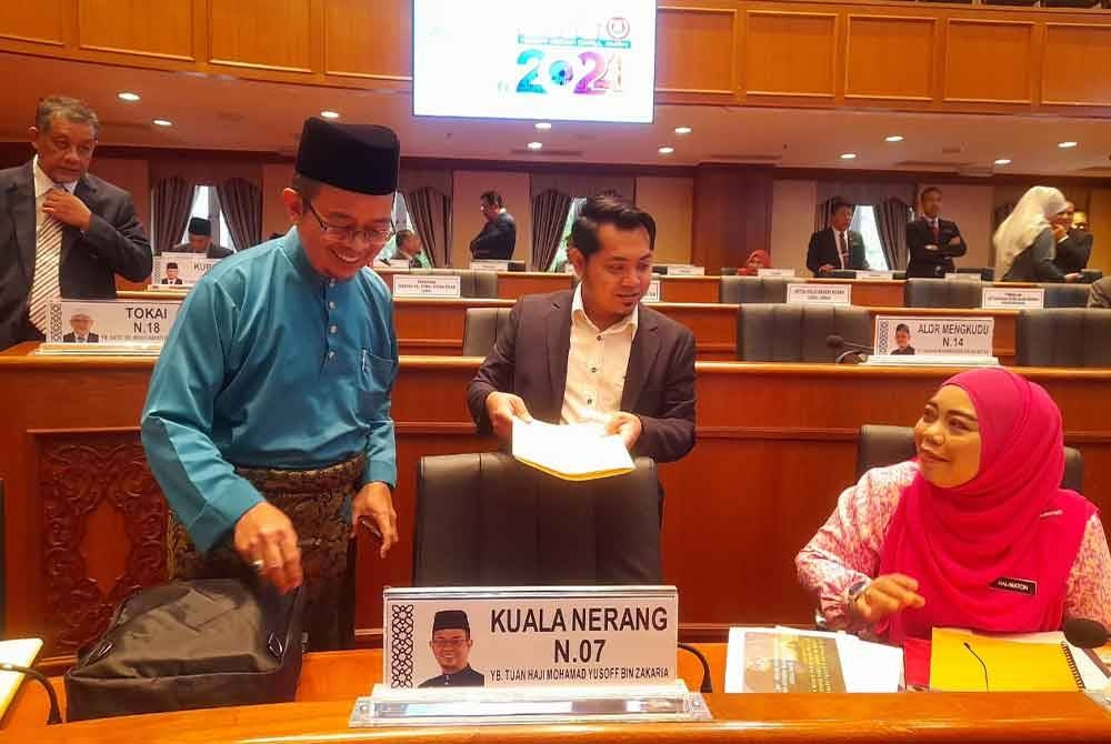 Mohamad Yusoff (kiri) berbual dengan Exco Kebajikan, Wanita, Keluarga dan Masyarakat, Perpaduan, Datuk Halimaton Shaadiah Saad (kanan) pada Sidang DUN Kedah di Wisma Darul Aman pada Rabu.