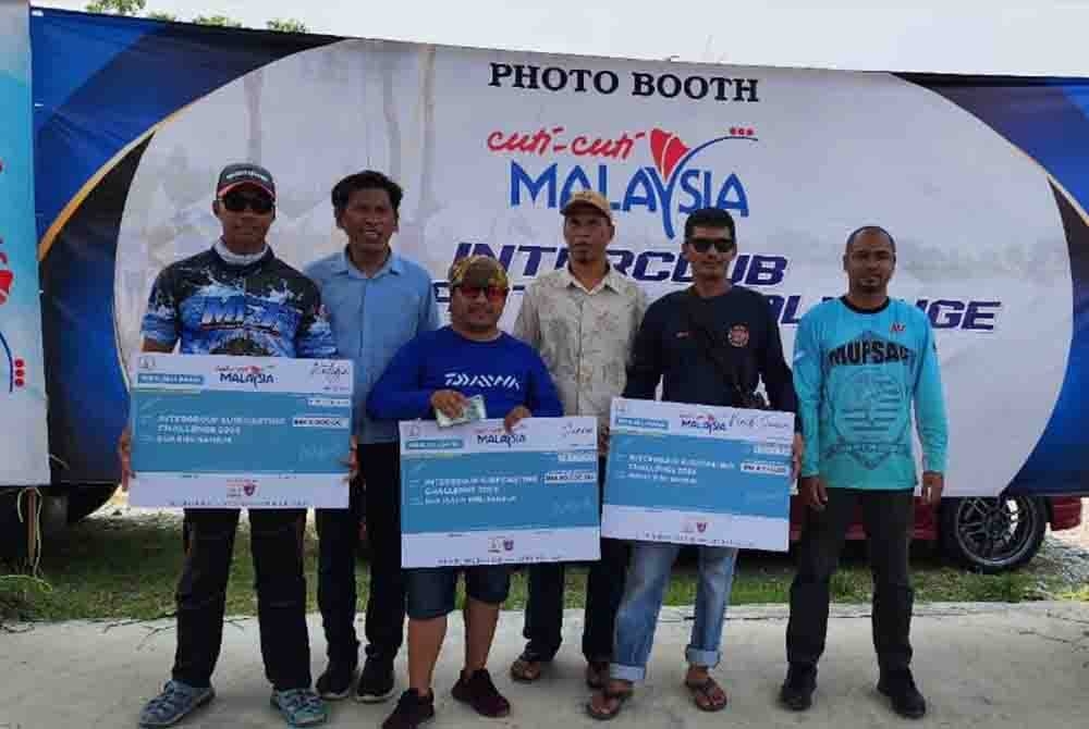 Barisan pemenang Pertandingan Memancing Interclub Surfcasting Challenge 2023 yang dianjurkan di Pantai Seri Menanti di Muar, Johor.