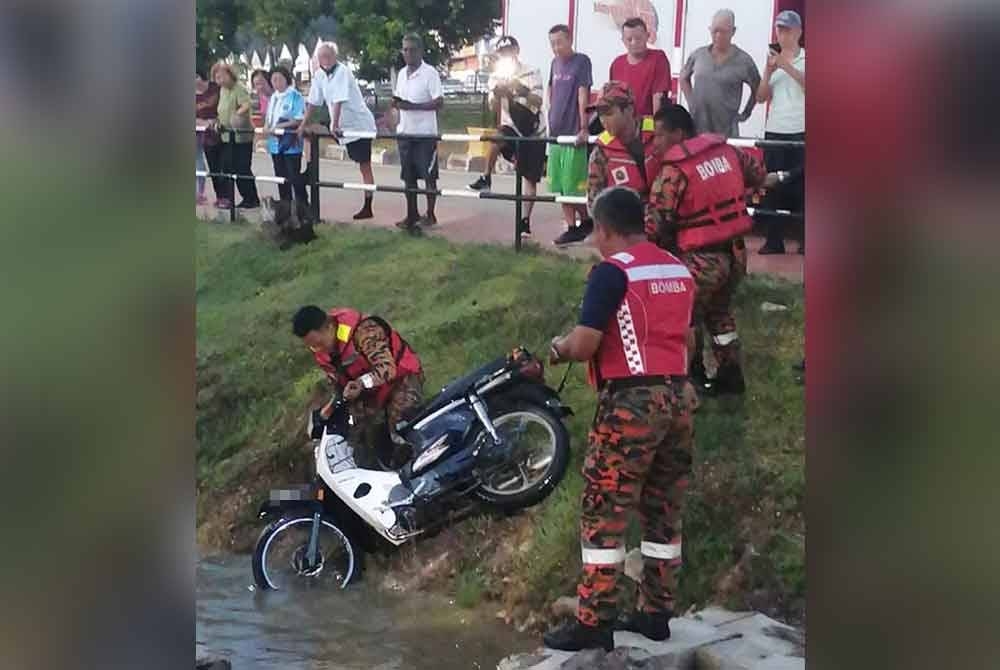 Motosikal Honda EX5 ditemui dalam tasik di Taman Tasik Bahau pada Rabu.