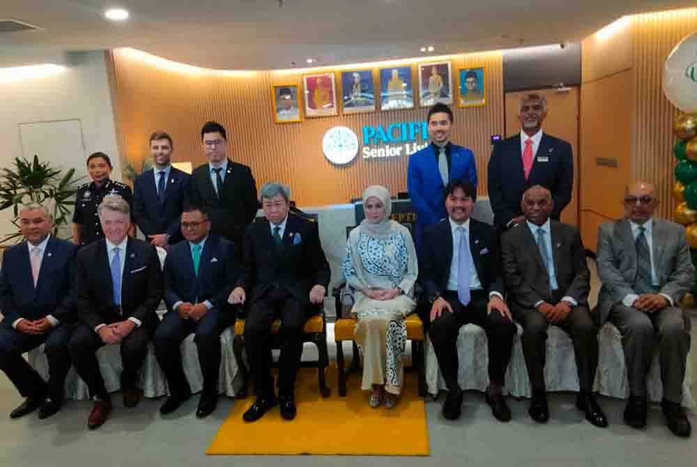 Sultan Sharafuddin Idris Shah dan Tengku Permaisuri Norashikin turut berkenan bergambar bersama pihak pengurusan Pacific Senior Living
dan tetamu jemputan.