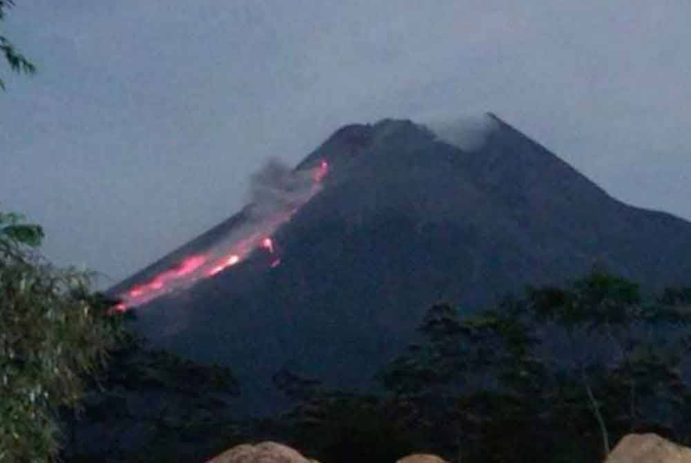 Pada Selasa, terdapat sembilan letusan dengan yang tertinggi mencapai 2,000 meter di atas puncak manakala 12 lagi letusan pada Isnin. - Foto: FB Fino Mena