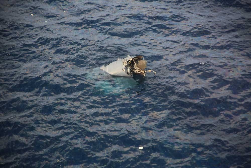 Bangkai dipercayai milik pesawat tentera AS MV-22 Osprey yang terhempas ke dalam laut di Pulau Yakushima. - Foto REUTERS