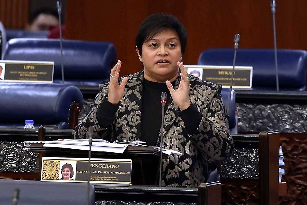 Menteri di Jabatan Perdana Menteri (Undang-Undang dan Reformasi Institusi) yang juga Ahli Parlimen Pengerang Datuk Seri Azalina Othman Said menghadiri Sidang Dewan Rakyat di Parlimen pada Rabu. - Foto Bernama.