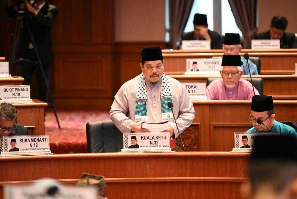 Exco Perumahan, Kerajaan Tempatan dan Kesihatan, Mejar (B) Mansor Zakaria (kanan) ketika menghadiri Sidang Dewan Undangan Negeri (DUN) Kedah di Wisma Darul Aman, di sini pada Rabu.