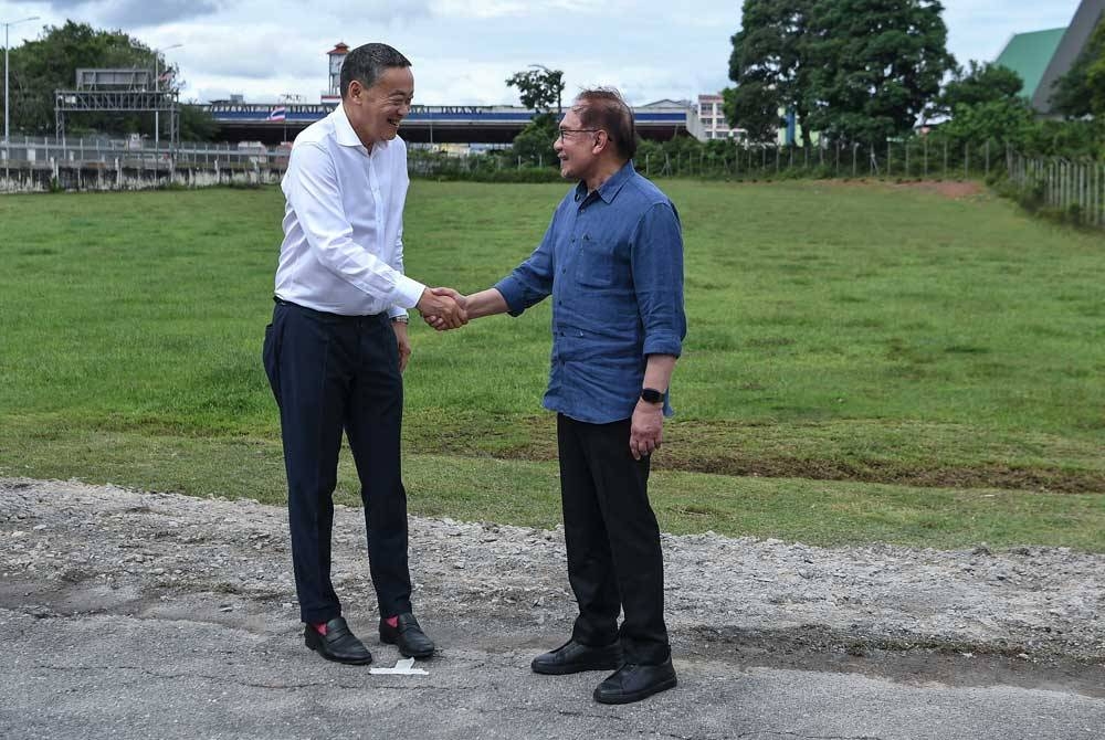 Anwar (kanan) bersama rakan sejawatnya dari Thailand, Srettha Thavisin menyertai lawatan tapak titik pertemuan Projek Jajaran Jalan Menghubungkan pusat pemeriksaan Imigresen, Kastam, Kuarantin dan Keselamatan (ICQS) Bukit Kayu Hitam dan Kompleks Kastam, Imigresen dan Kuarantin (CIQ) Sadao, baru-baru ini.