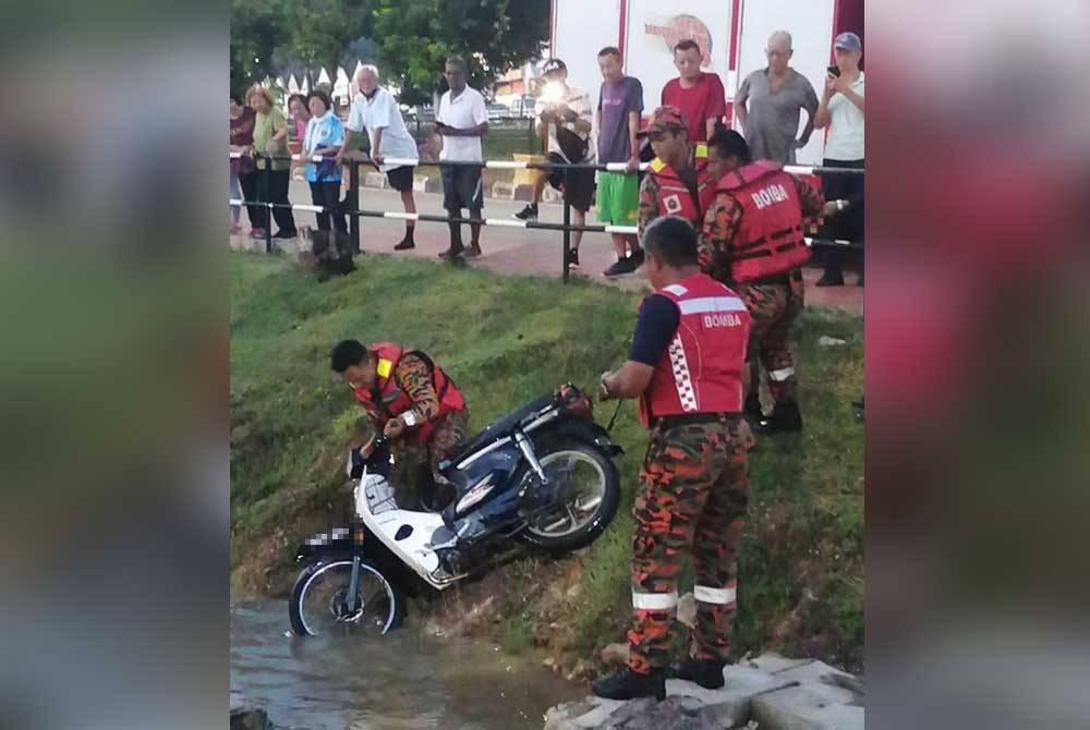 Motosikal Honda EX5 ditemui dalam tasik di Taman Tasik Bahau pada Rabu.