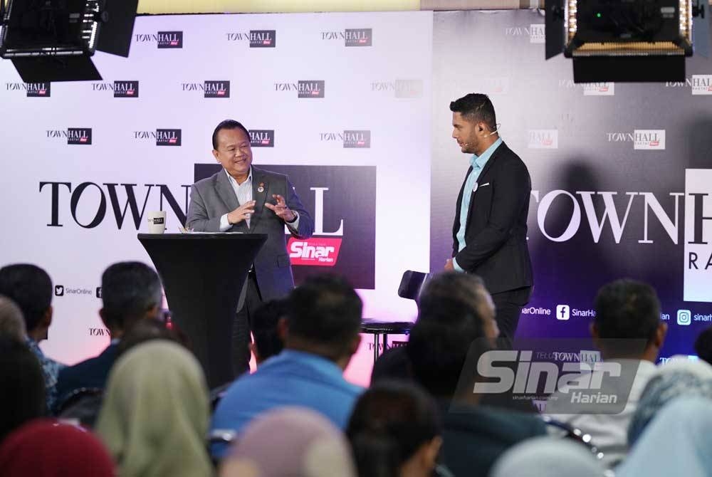 Alexander Nanta Linggi (kiri) sewaktu sesi Town Hall Rakyat di Auditorium Kumpulan Karangkraf pada Rabu. FOTO: SINAR HARIAN/ ROSLI TALIB