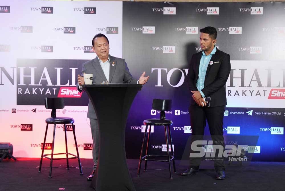 Alexander Nanta Linggi (kiri) ketika Program Town Hall Rakyat yang berlangsung di Kompleks Kumpulan Karangkraf pada Rabu. FOTO: SINAR HARIAN/ ROSLI TALIB