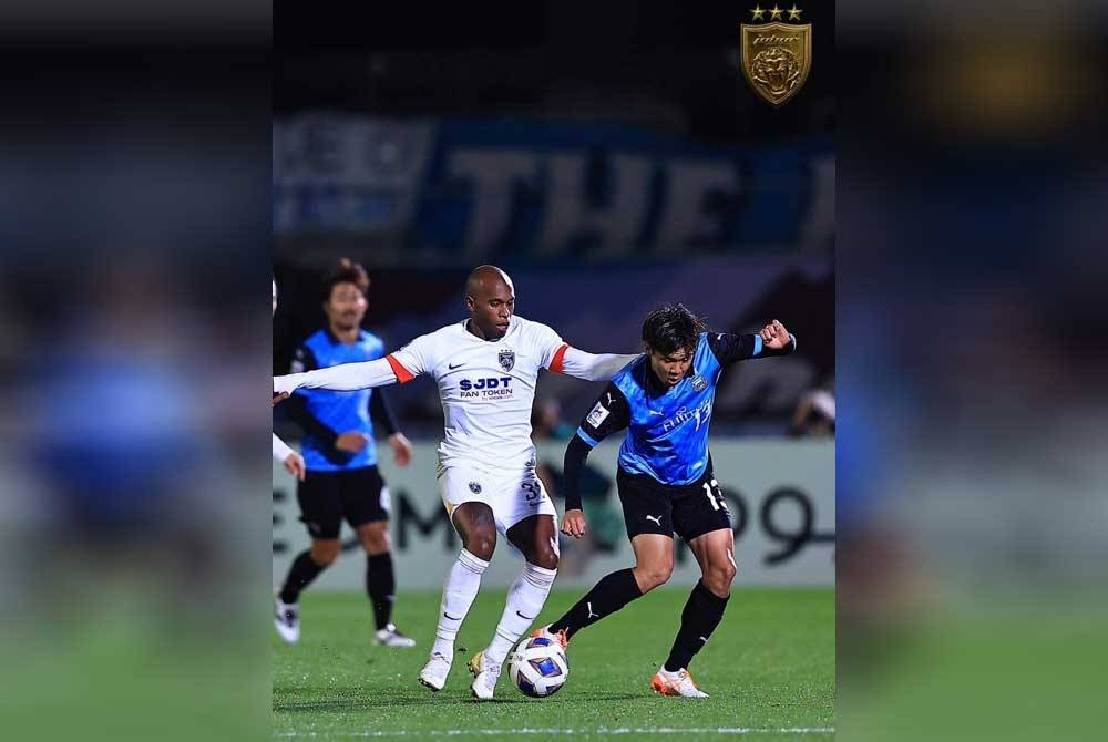 Penyerang import JDT, Heberty Fernandes (kiri) diasak pertahanan Kawasaki Frontale dalam aksi Liga Juara-Juara di Stadium Kawasaki Todoroki pada Selasa.