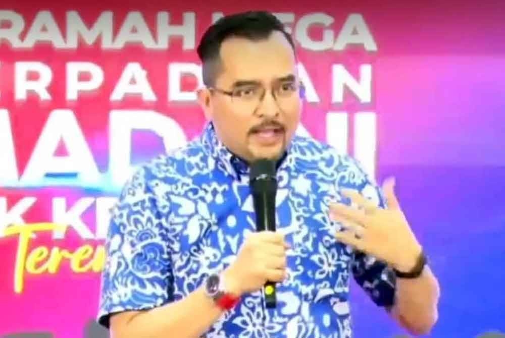 Asyraf Wajdi ketika berucap dalam Ceramah Mega Perpaduan Madani PRK Kemaman di Geliga pada malam Rabu.