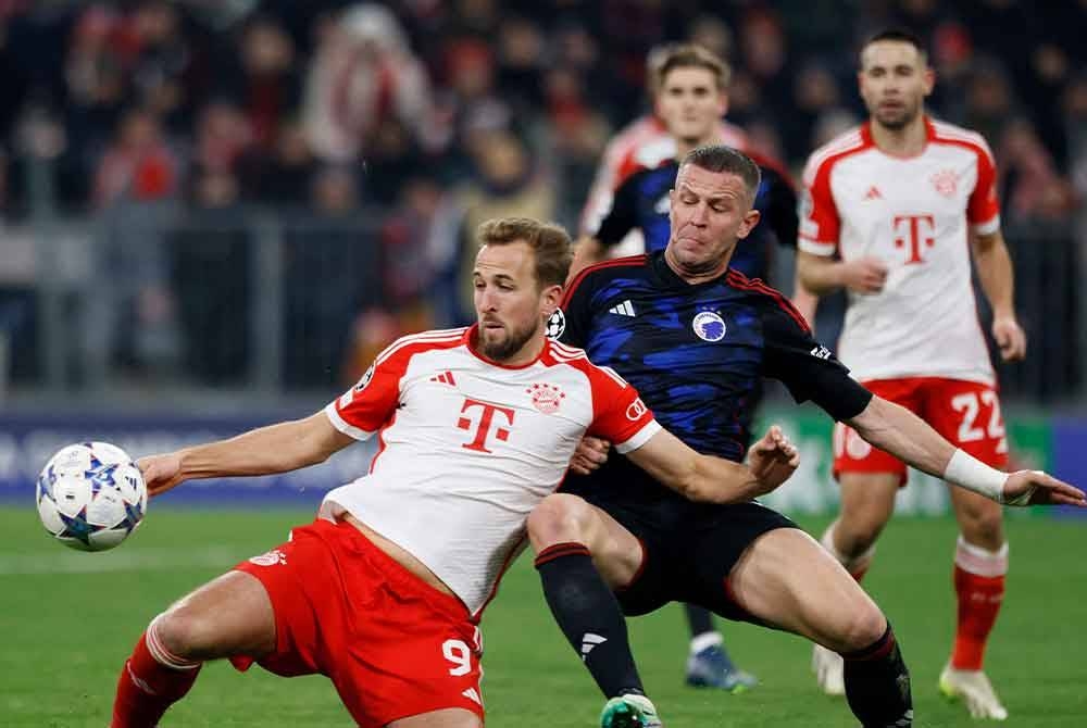 Harry Kane (kiri) dan pertahanan Copenhagen Denis Vavro bersaing untuk mendapatkan bola dalam aksi Liga Juara-Juara. - Foto:AFP