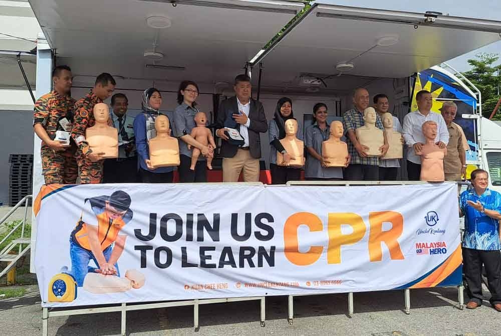 Pertubuhan Amal Uncle Kentang Malaysia melancarkan Trak CPR/ Malaysia Hero untuk memberi pendedahan kepada orang ramai mengenai CPR dan kaedah penggunaan peralatan AED.