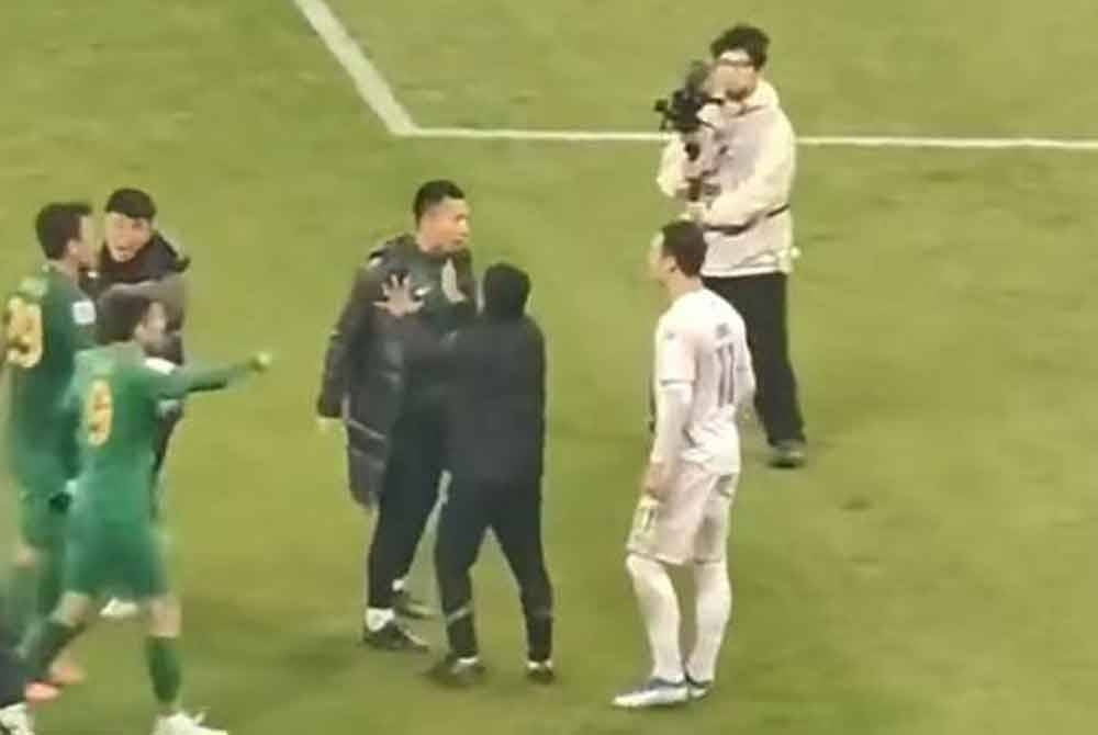 Dalam video tular, pergaduhan dilihat berlaku di antara pemain kedua-dua pasukan sebaik Zhejiang meraih kemenangan 3-2 ke atas Buriram dalam saingan ACL di China malam tadi. - Foto Astro ARENA