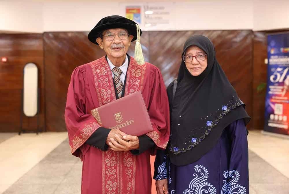 Dr Muharam bersama isterinya, Fuziah.