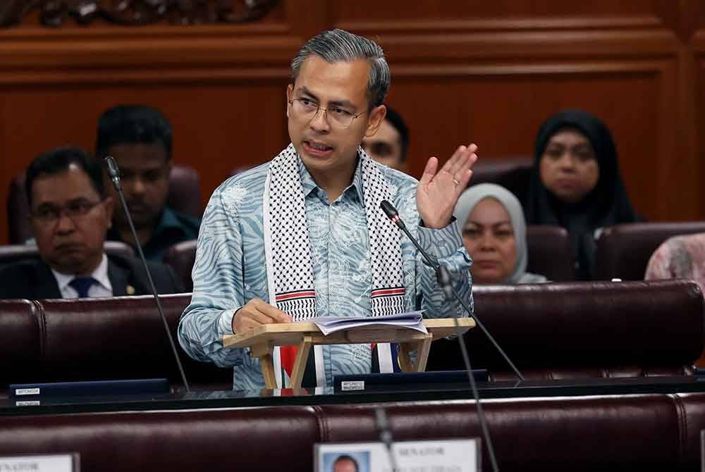 Fahmi ketika Persidangan Dewan Negara di Bangunan Parlimen hari ini. - Foto Bernama