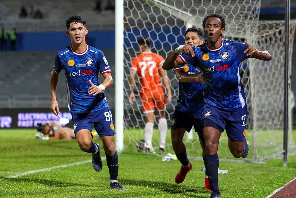 Pemain PDRM FC, Uche Agba (kanan) meraikan jaringan kedua ketika menentang Kuching City pada perlawanan Akhir 1 Challenge Cup MFL 2023 di Stadium Majlis Perbandaran Petaling Jaya malam Selasa. - Foto: Bernama