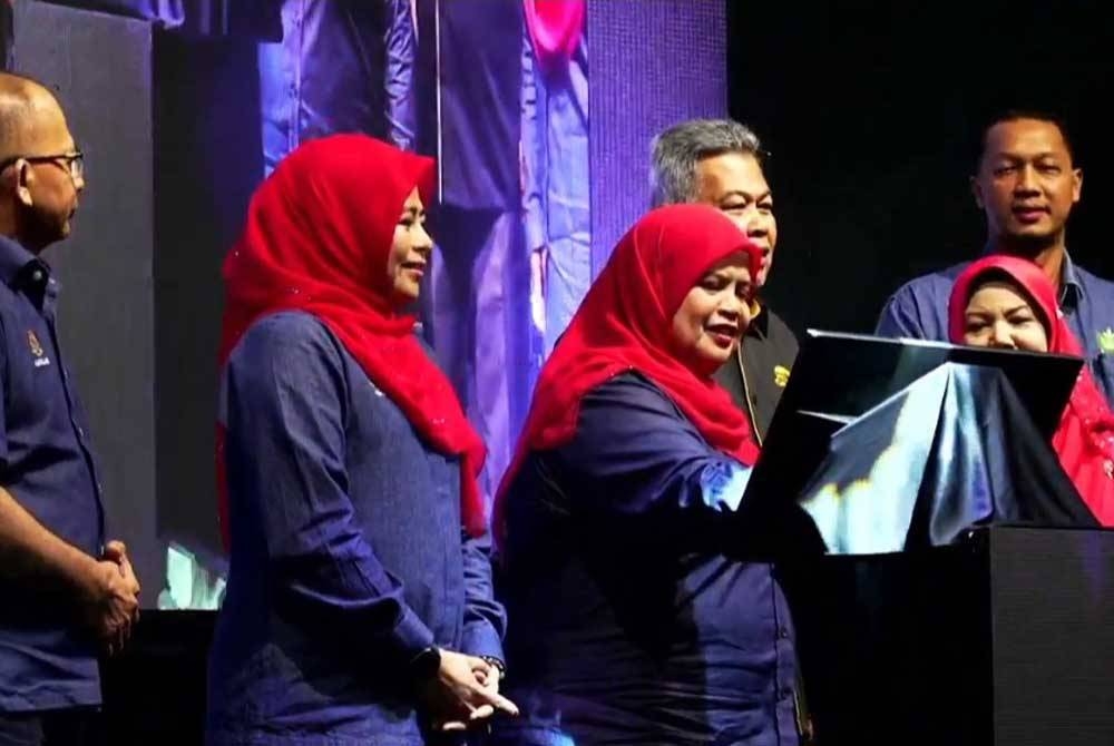 Rubiah (tengah) merasmikan Jelajah Jelita @ RISDA Terengganu.