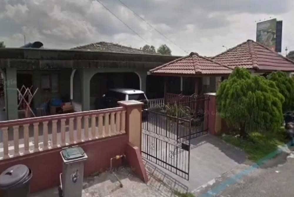 Rumah milik Lyna yang ditinggalkan seorang lelaki di Kampung Melayu Majidee, Johor Bahru, sebelum menyamar dan mengambil deposit sewa sebulan daripada satu keluarga.