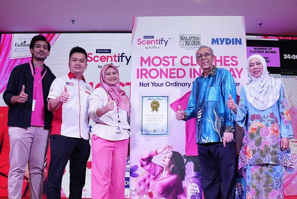 Dari kiri: Syed Ashiq, wakil The Malaysia Book of Records, Rozaina, Murad Ali dan Siti Hawa pada pelancaran SCENTIFY by Enchanteur yang diadakan di Mydin USJ pada Rabu.