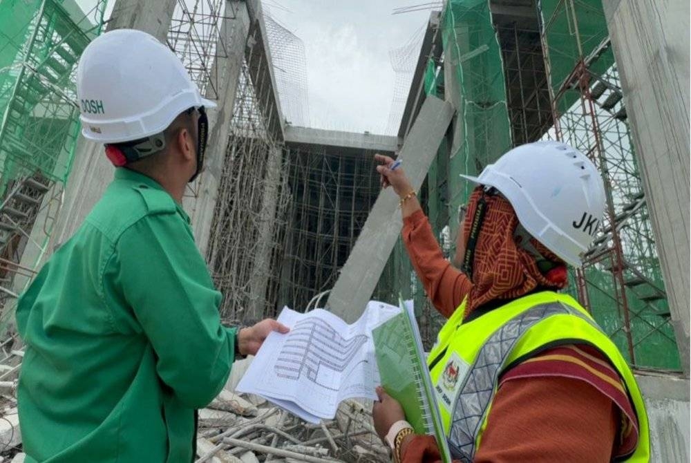 Pasukan JKKP Pulau Pinang dan Bahagian Kejuruteraan Forensik JKKP Malaysia sedang membuat siasatan di lokasi kejadian.