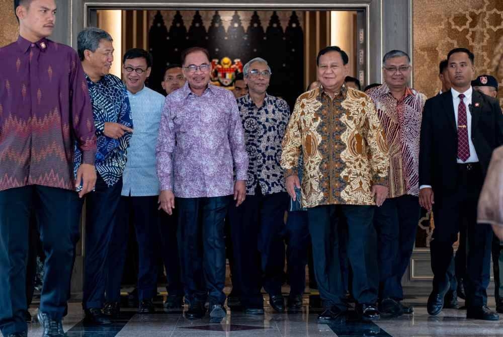 Anwar menerima kunjungan hormat Menteri Pertahanan Indonesia, Prabowo Subianto di Seri Perdana, Putrajaya, hari ini. - Foto Facebook Anwar Ibrahim