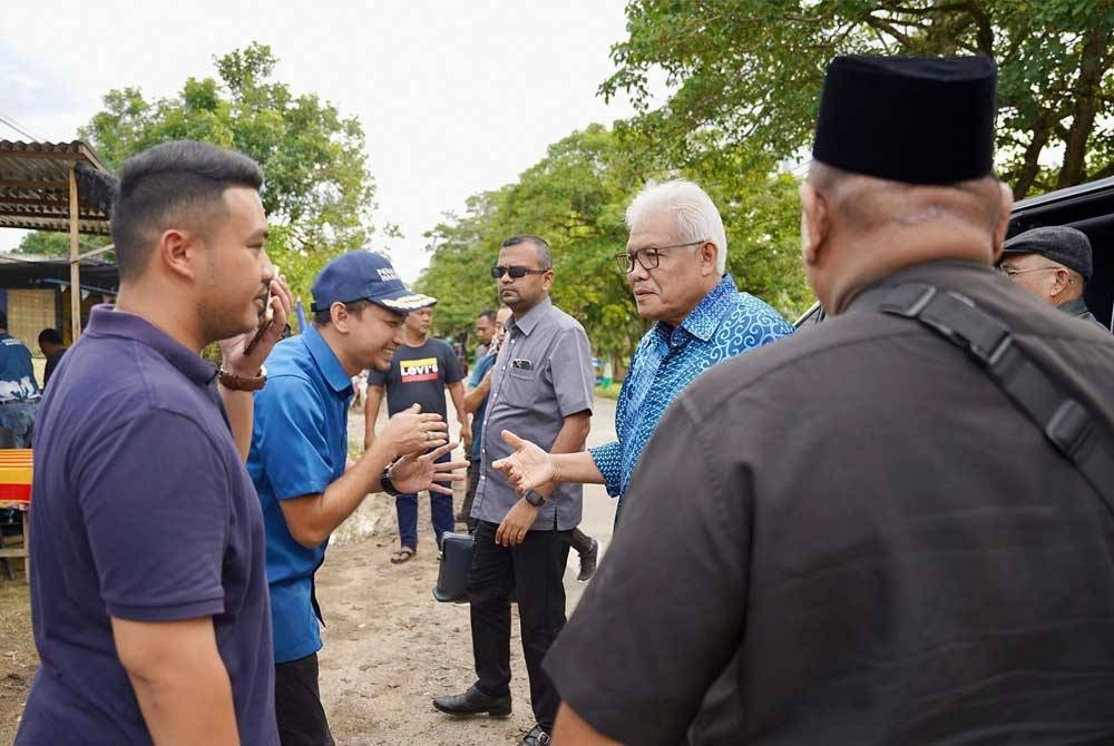 Hamzah singgah minum dan berbual dengan penduduk peneroka Felda Sebarang Tayor, Terengganu. - Foto- Facebook Hamzah Zainudin.