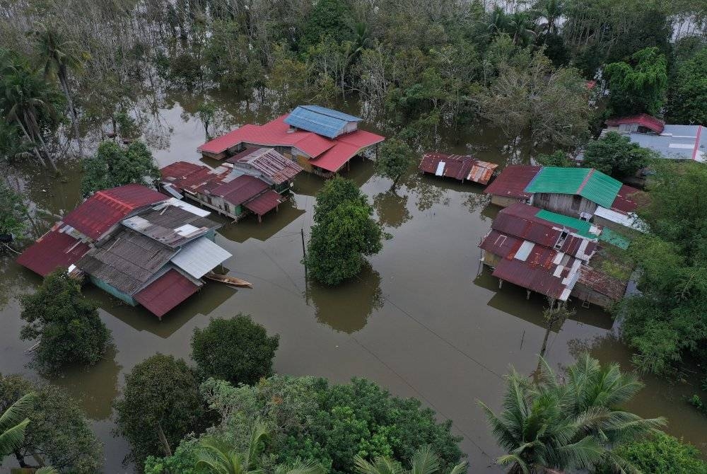 Banjir termenung di kawasan Kampung Tersang di Rantau Panjang sempat dirakamkan ekoran hujan sejak beberapa hari lalu.