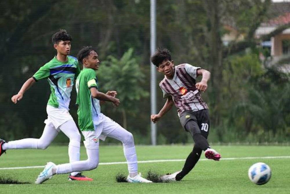 Antara aksi SMK Meru ketika berdepan SMK Syed Mashor dalam perlawanan suku akhir Piala Datuk Mokhtar Dahari B-15 2023. - Foto SMK MERU
