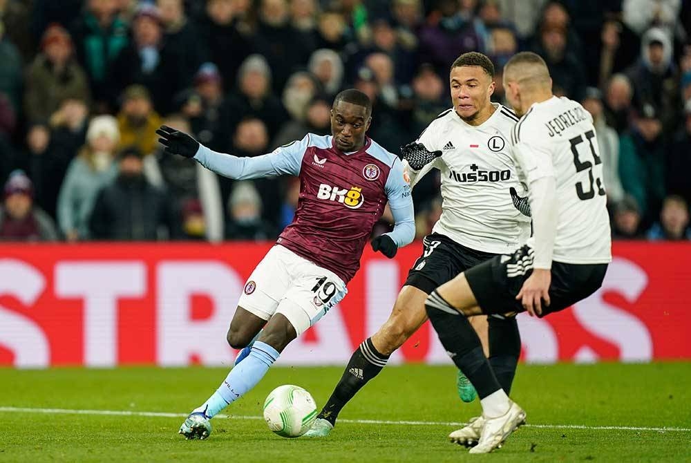 Diaby (kiri) cuba melepasi kepungan pemain Legia ketika perlawanan di Villa Park. - Foto EPA