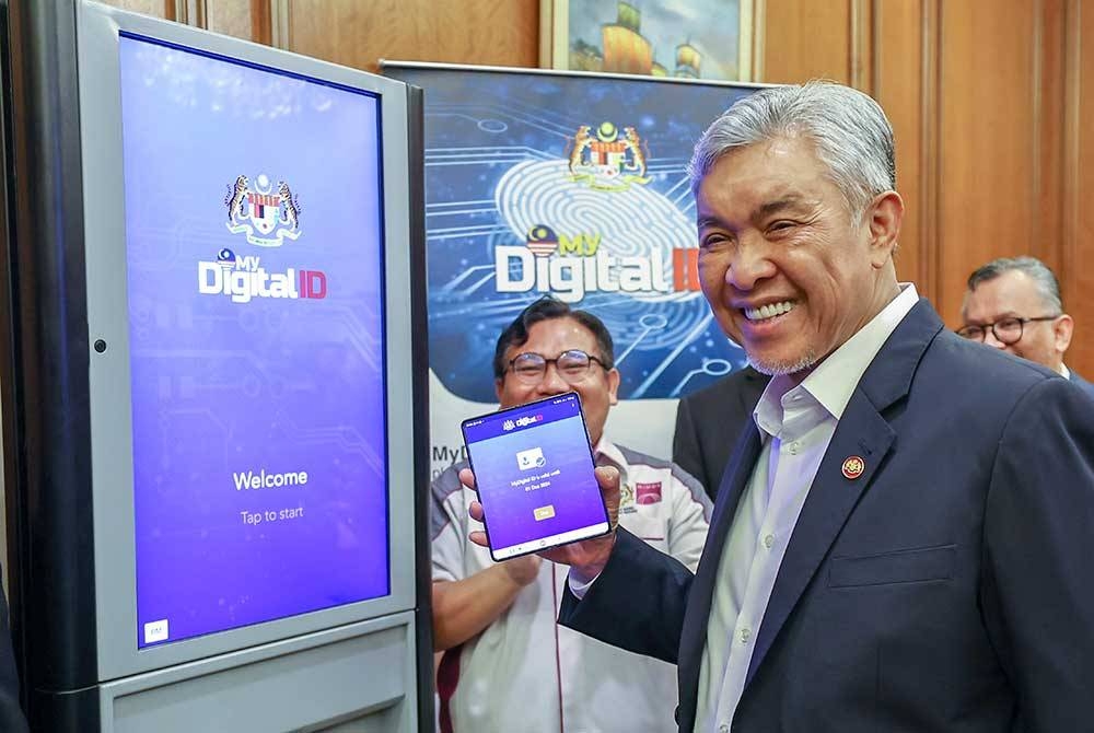 Ahmad Zahid menunjukkan pengesahan pendaftaran Digital ID selepas kembali bertugas dengan menghadiri mesyuarat kabinet pada Jumaat. - Foto Bernama