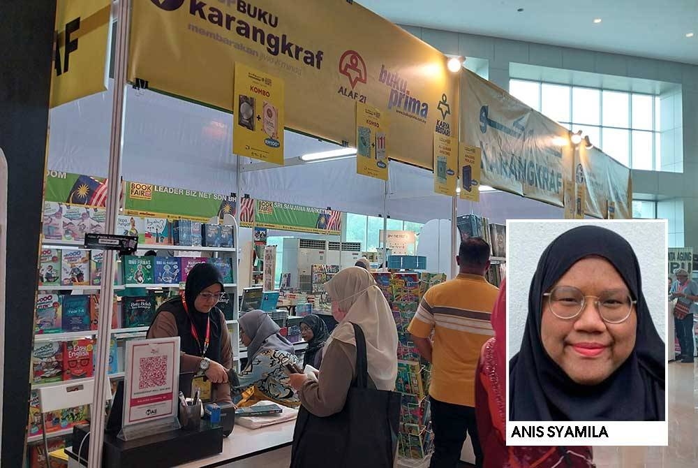 Pengunjung membeli buku di reruai Karangkraf sempena SIBF 2023.