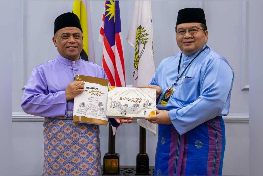 Saarani (kiri) bersama Pegawai Kewangan Negeri, Datuk Mohd Zaki Mahyudin menunjukkan Buku Belanjawan Perak 2024 sebelum pembentangan belanjawan.